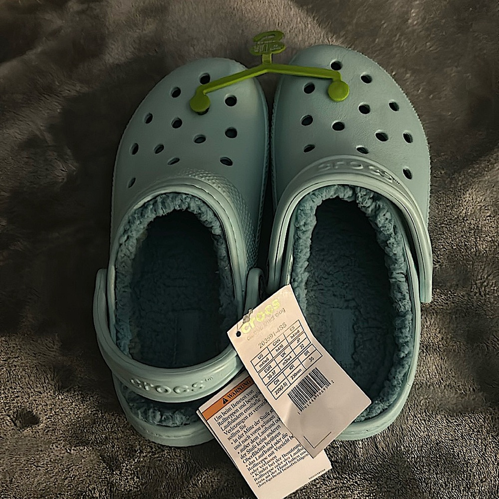 Brand new lined crocs.
